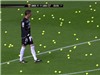 Bóng đá anh, ngoại hạng anh, lịch thi đấu euro 2012, CĐV Sevilla ném bóng tennis xuống sân phản đối sự ưu ái dành cho El Clasico